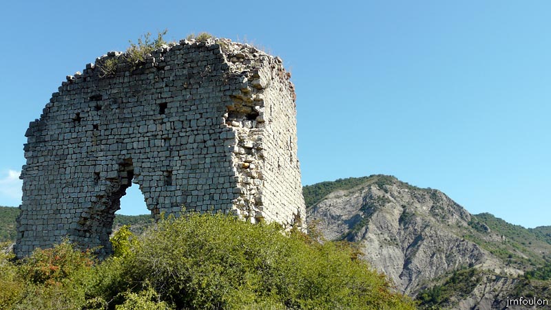 tour-melve-17web.jpg - L' épaisseur des murs d' 1,40 m indique qu'à l'origine la Tour devait s'élever sur une quinzaine de mètres