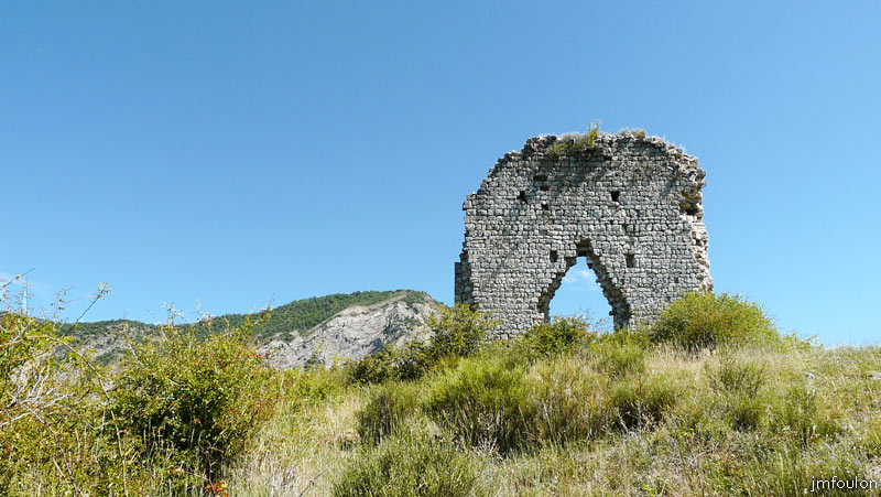 tour-melve-18web.jpg - La face Sud de la Tour dont le centre s'est effondré au niveau de l'archère centrale que l'on devine en haut au centre