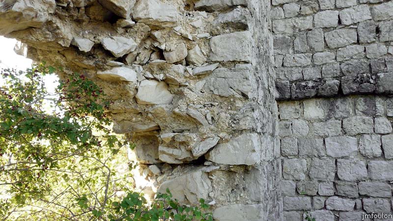 tour-melve-25web.jpg - On entre par une ouverture béante, vestige d'une porte sur la face Est. Attention aux chutes de pierre éventuelles