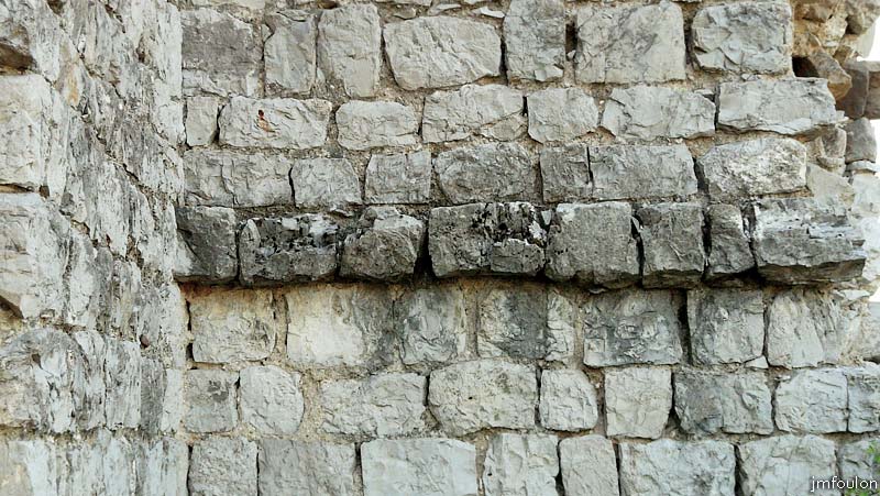 tour-melve-26web.jpg - Nous sommes donc au rez-de-chaussée de la Tour. Ici les pierres bâties en débord, faisant office de corbeau sur le mur Sud et  qui supportaient le plancher du premier étage