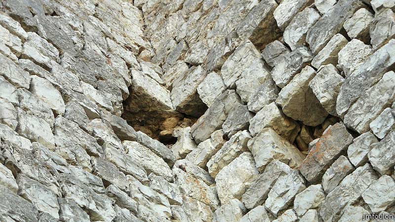 tour-melve-27web.jpg - Angle Sud/Est des murs. Ici, les trous réservés pour les poutres du plancher du deuxième étage. Ils se trouvent à 3,50 m du  plancher disparu du 1er étage