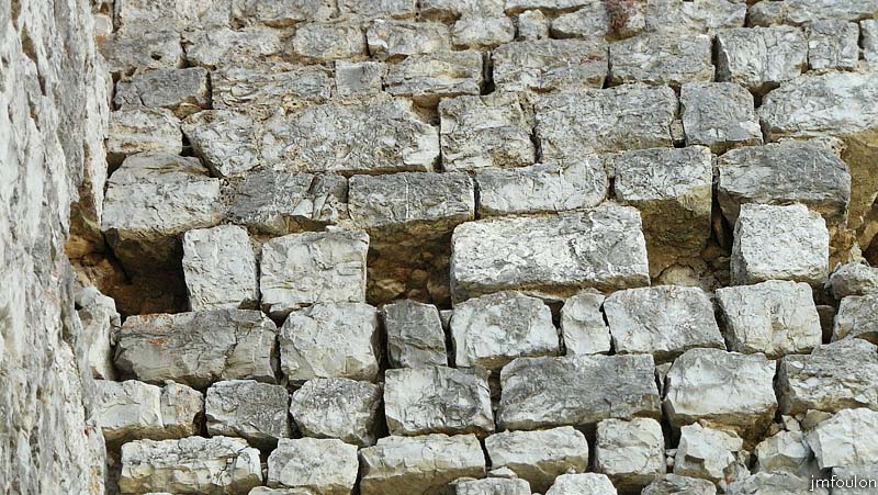 tour-melve-28web.jpg - Une partie des trous réservés pour les poutres du plancher du deuxième étage sur le mur Sud