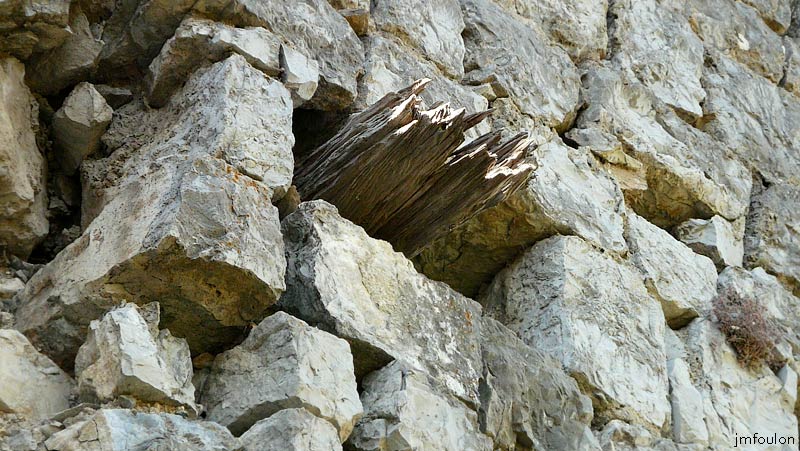 tour-melve-29web.jpg - Dans un de ces trous subsiste un morceau de poutre