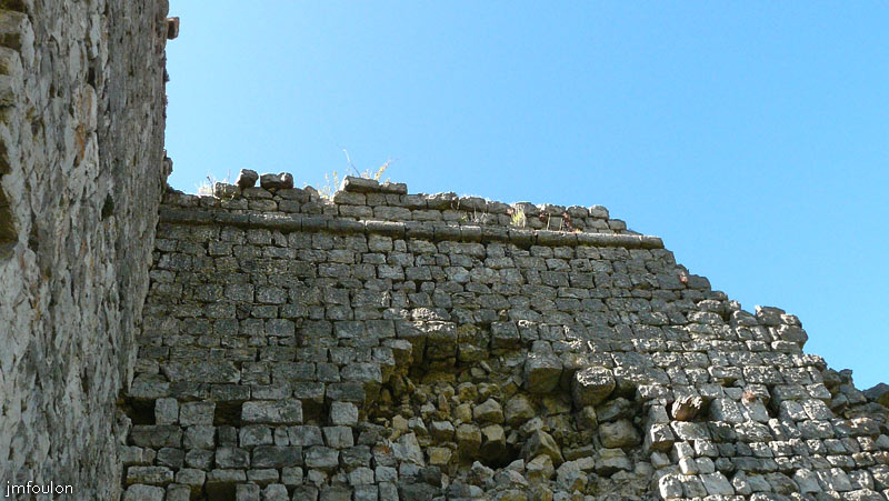 tour-melve-30web.jpg - Le second étage était couvert d'une voûte en berceau qui se développait entre les murs Sud et Nord. Seul le cordon en quart-de-rond qui soulignait la base du berceau est encore en place. On retrouve le même système de construction à la Tour de Nibles, également du XIIIe siècle (voir dans la galerie correspondante)