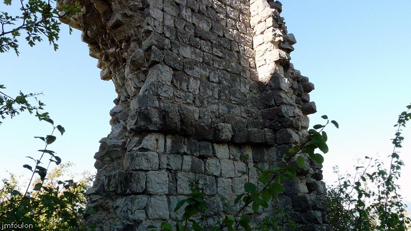 tour-melve-33web.jpg - Ici, la ligne de pierres bâtie en débord qui servait de corbeau au plancher du second étage à l'Ouest du mur Sud. On voit le départ du mur Ouest aujourd'hui écroulé