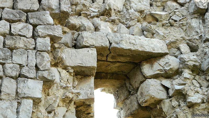 tour-melve-34web.jpg - Linteau intérieur et jambages de la seconde archère percée dans le mur Est