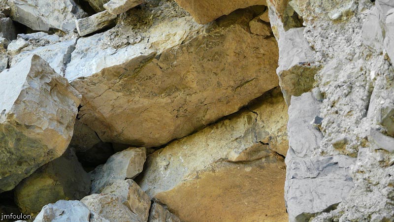 tour-melve-35web.jpg - Détail des pierres de linteau