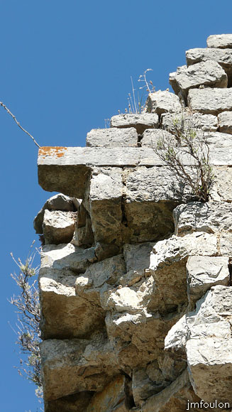 tour-melve-38web.jpg - Détail de l'appareillage à l'extérieur de la Tour en haut. On voit ici une longue pierre rectangulaire parfaitement taillée