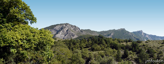 tour-melve-45web.jpg - Vue vers le Nord depuis la ruine de la bergerie de la Tour au bas du plateau à l'Est. Au loin de gauche à droite Le Colombier (1478 m) les Chanderettes (1551 m) Malaup (1561 m)