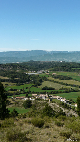 tour-melve-46web.jpg - Vue vers le Sud, Melve et son église. Au loin, la montagne de Lure. On aperçois à droite de la colline boisée au fond, le château de Sigoyer-Malpoil