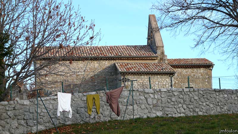 valavoire-eglise-10web.jpg - Eglise Saint-Pancrace - Façades Sud prise derrière le mur du cimetière ou sèche quelques affaires !