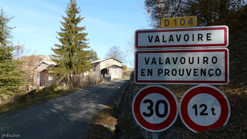 valavoire-01web.jpg - Entrée du village. Il n'y en a qu'une !