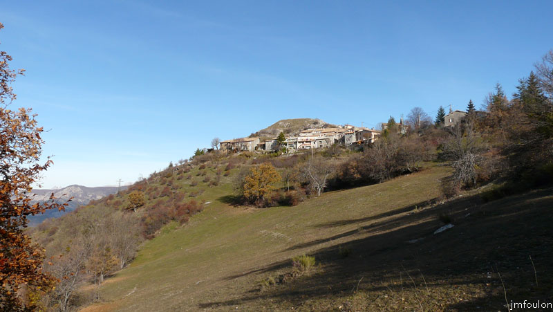 valavoire-04web.jpg - Le village s'étend d'Est en Ouest au sud, au pied de la butte qui portait jadis son château