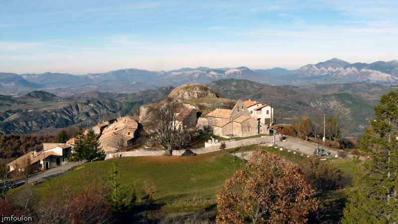 valavoire-06web.jpg - Le village vu depuis l'Est. A droite l'église Saint Pancrace (XIIIe) et derrière la butte castrale