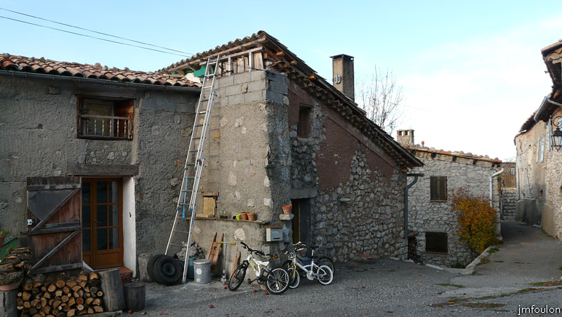 valavoire-11web.jpg - La grand rue du village que nous allons empreinter. Elle se termine en cul de sac