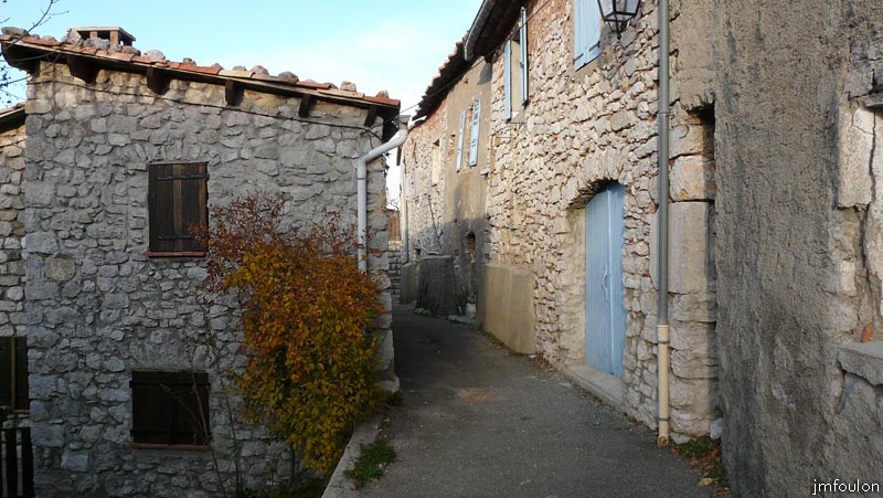 valavoire-12web.jpg - Cette rue est assez étroite