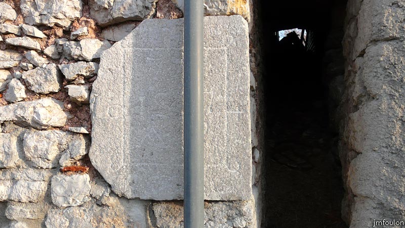 valavoire-13web.jpg - A l'angle de cette bâtisse se trouve une pierre de taille gravée