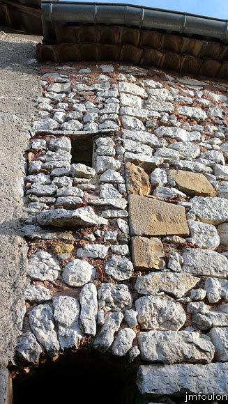 valavoire-14web.jpg - Vieille façade et rajout à gauche du chaînage d'angle. On trouve par deux fois de petits passages aujourd'hui bouchés entre les maisons . Ceux-ci devaient probablement permettre de rejoindre la petite rue au Nord qui se trouve au pied du château et que nous verrons plus loin