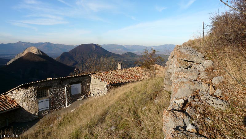 valavoire-24web.jpg - Vue vers le Sud/Ouest depuis le pied du château. A gauche St Laurent (965m) et à droite Hongrie (1189m)