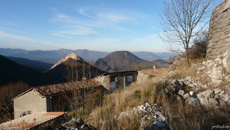 valavoire-26web.jpg - Vue sur le Sud/Ouest du village et le lointain depuis le pied de la muraille