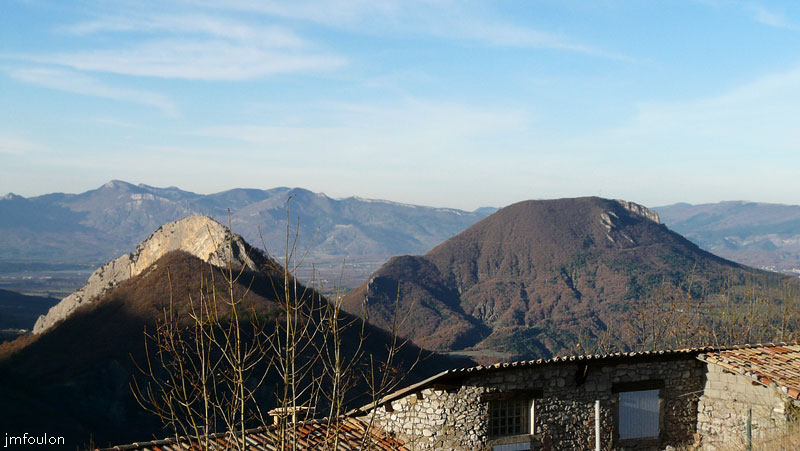valavoire-27web.jpg - Autre vue vers le Sud/Ouest. On voit bien la plaine de la Durance et l'immense plateau de Vaumeilh derrière les deux montagnes du 1er plan