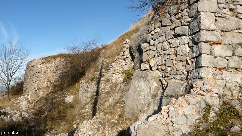 valavoire-30web.jpg - Vestiges sud du château au pied de la motte castrale