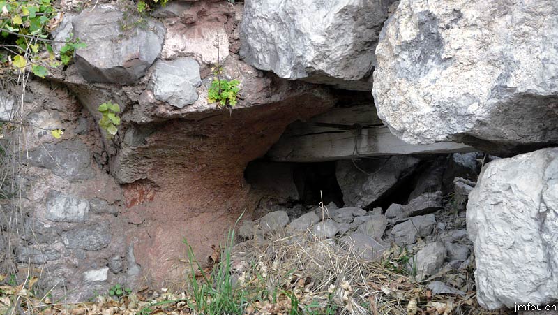 valavoire-34web.jpg - Ruine au pied de la motte castrale au Sud/Est