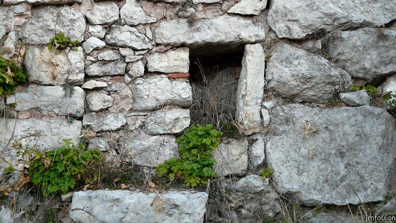 valavoire-35web.jpg - Autre ruine au pied de la motte castrale au Sud/Est