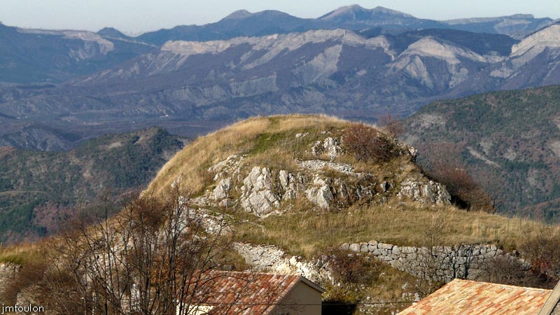 valavoire-36web.jpg - Montons donc sur cette fameuse motte ou butte