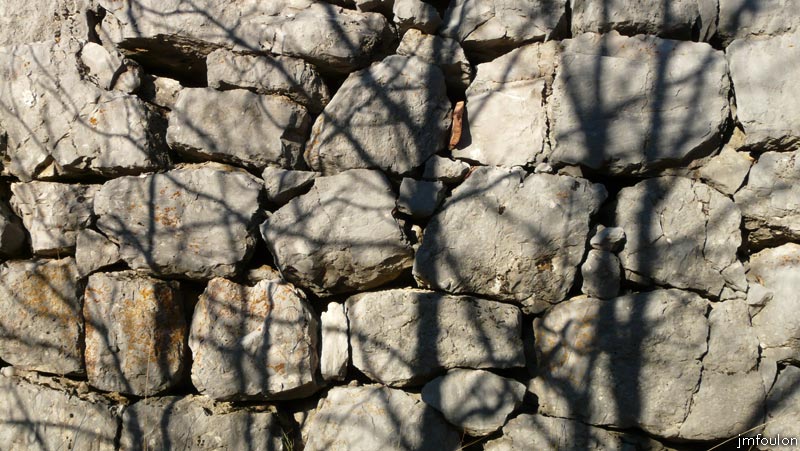 valavoire-38web.jpg - Gros plan sur l'appareillage des pierres