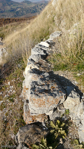 valavoire-44web.jpg - Restes de construction un peu plus haut au Sud