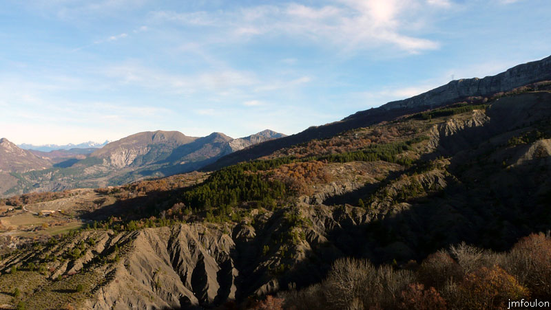 valavoire-51web.jpg - En continuant notre rotation vers l'Est au découvre la montagne de Jouère qui culmine à 1886m
