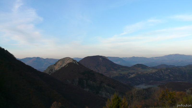 valavoire-60web.jpg - Vue vers l'Est au lever du jour. On voit bien le givre au fond du grand vallon qui mène vers Turriers