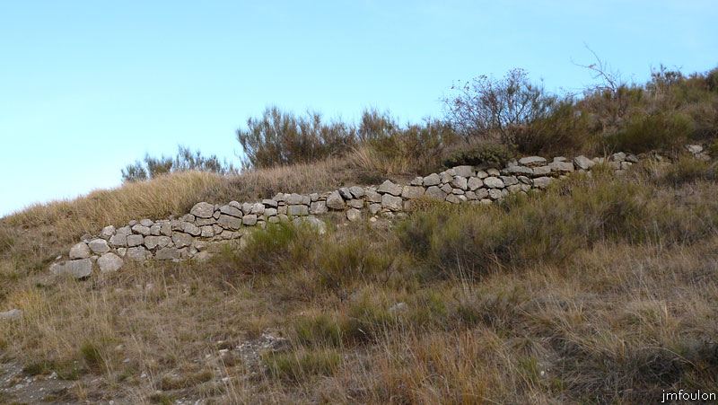 valavoire-63web.jpg - Mur un peu avant l'entrée du village