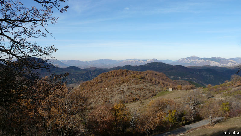 valavoire-71web.jpg - De la, en regardant vers l'Est, je vois un petit cabanon en bordure de la route qui monte au village. Allez, on y va !