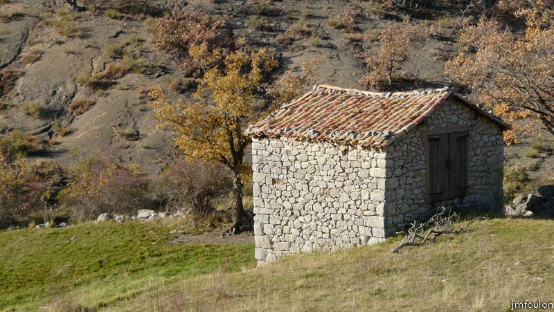 valavoire-72web.jpg - Le petit cabanon. Il se trouve au pied du Défens, qui culmine à 1048m. De la part un sentier qui rejoint Entraix