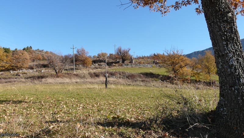 valavoire-73web.jpg - En redescendant, je me suis arrété a lieux dit la Bourasse, intrigué par des ruines à l'Est
