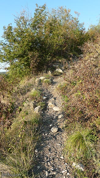 vaumeilh-chateau-01web.jpg - Le sentier sui mène sur le site