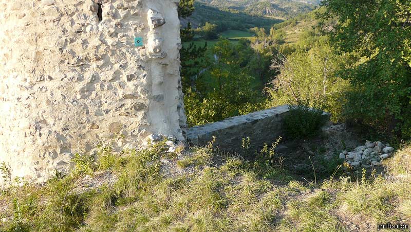 vaumeilh-chateau-04web.jpg - La Tour et une partie du rempart nord rénové