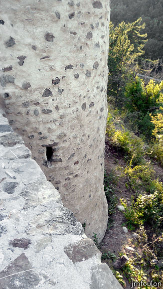 vaumeilh-chateau-05web.jpg - Vue sur le pied de la Tour au Nord