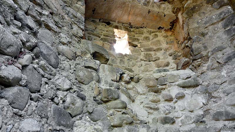 vaumeilh-chateau-07web.jpg - Intérieur de la Tour. Partie haute à l'Ouest. Ici une niche comportant une pierre qui devait permettre au soldat de garde de s'assoir. A droite on voit les restes de l'enduit de plâtre rose qui devait recouvrir intégralement les pierres