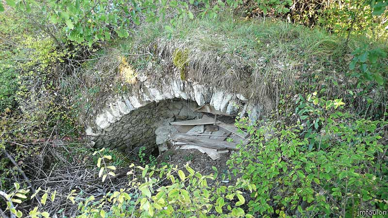 vaumeilh-chateau-09web.jpg - Voûte à l'Est de la Tour, à quelques mètres
