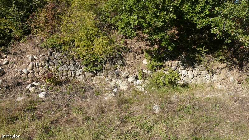 vaumeilh-02web.jpg - Vieux mur de soutènement au Sud du village