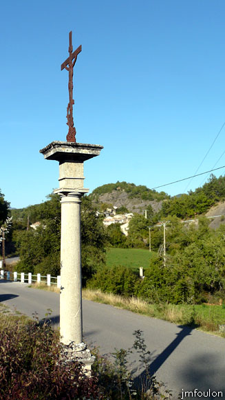 vaumeilh-03web.jpg - Oratoire au Sud du village sur la D 204 en venant de Sisteron. Au loin, le village blotti sous la colline du Crest (748 m)