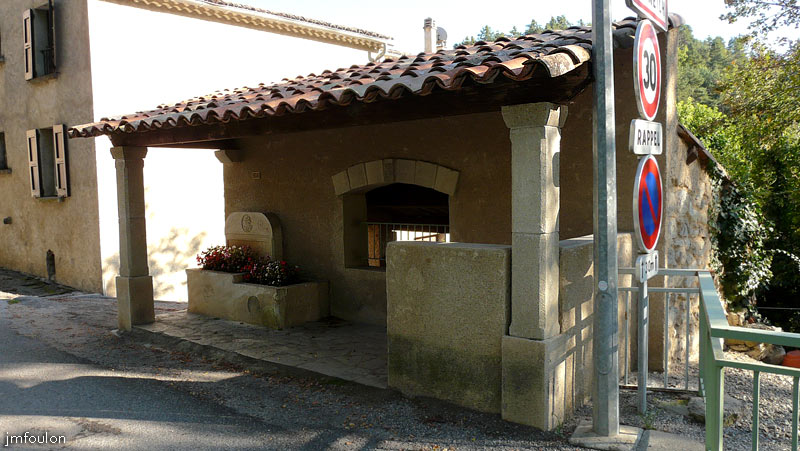vaumeilh-06web.jpg - Juste à droite après le pont qui emjambe le torrent de Syriez à  l'entrée Ouest du village, se trouve le lavoir