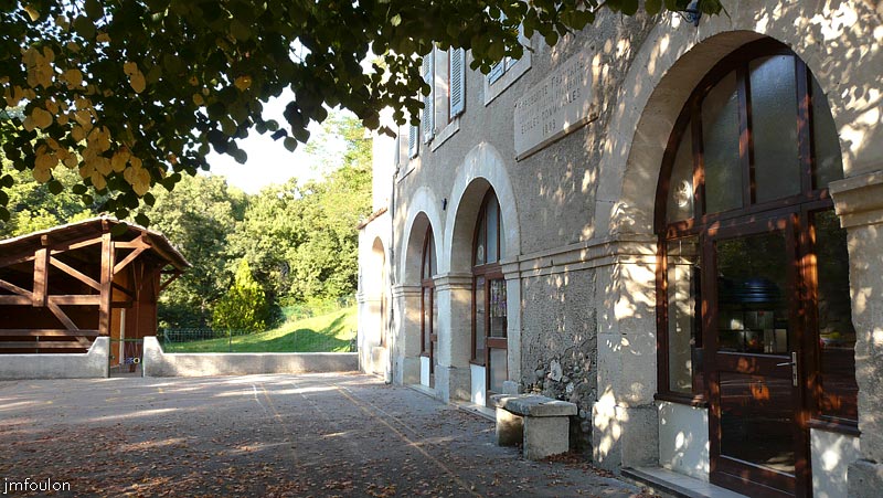 vaumeilh-09web.jpg - La cour de l'école communale datant de 1889. Cette école primaire publique est toujours en activité