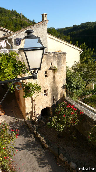 vaumeilh-13web.jpg - Vue vers l'Est et le ravin de Rabanelles cerné au Nord par la Crête des Pins ( 899 m) et au Sud par le Collet Saint Pierre ( 910 m)
