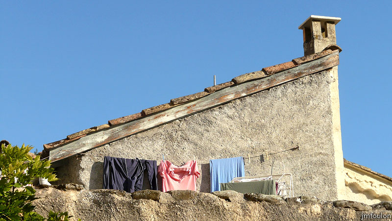 vaumeilh-15web.jpg - Zoom sur la terrasse. Jour de lessive !
