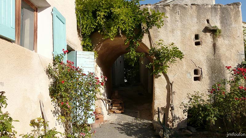 vaumeilh-16web.jpg - L'entrée de la ruelle