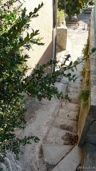 vaumeilh-17web.jpg - Ce petit passage communique entre la ruelle et la rue du dessus